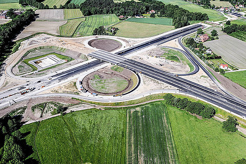 Knoll Straßennetz Autobahn Luftaufnahme