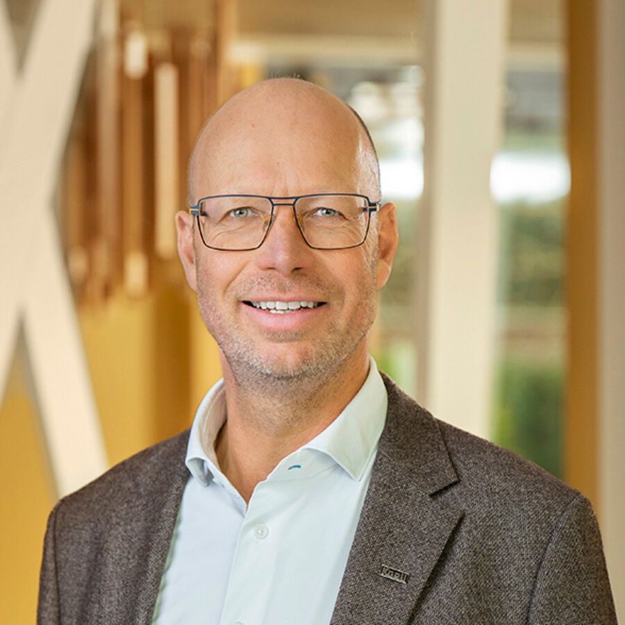 Mitarbeiter mit Brille im Sakko als Ansprechpartner bei Knoll Bau.