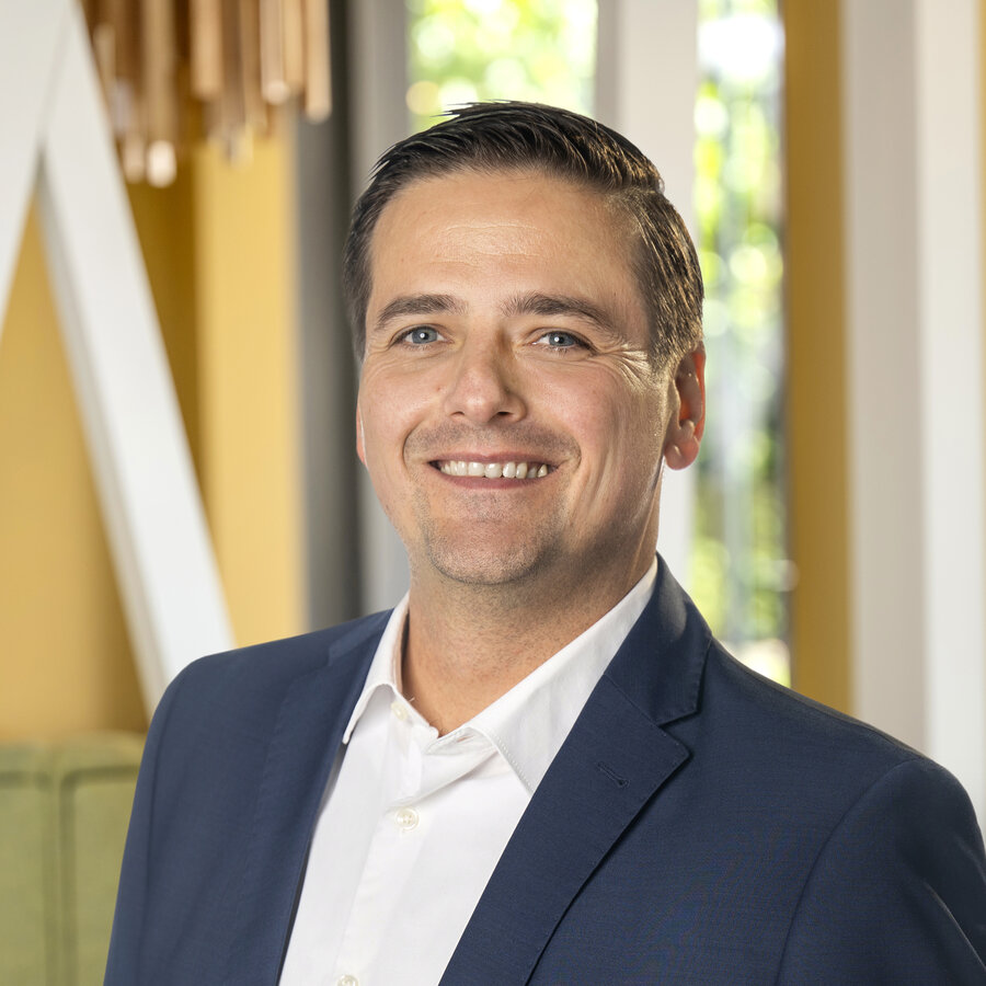 Mitarbeiter im blauen Anzug als Ansprechpartner bei Knoll Bau.