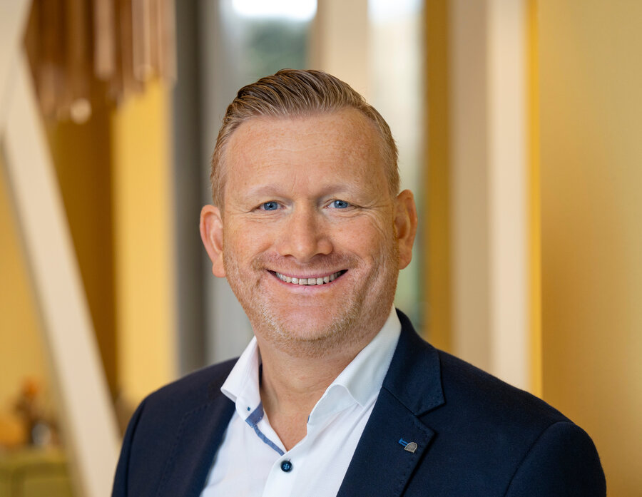 Mitarbeiter im dunklen Sakko als Ansprechpartner bei Knoll Bau.