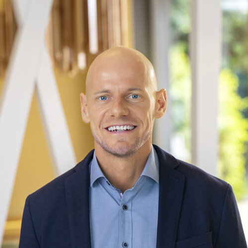 Mitarbeiter im blauen Sakko als Ansprechpartner bei Knoll Bau.