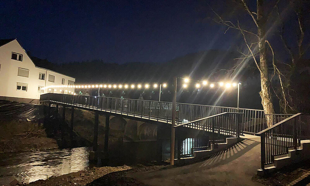 Bau einer Fußgängerbehelfsbrücke