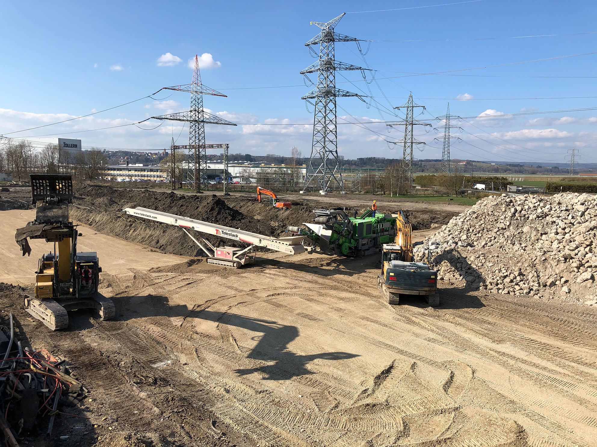 Knoll führt Arbeiten auf dem Umspannwerk Herbertingen aus. Einsatz einer Betonrecyclinganlage.