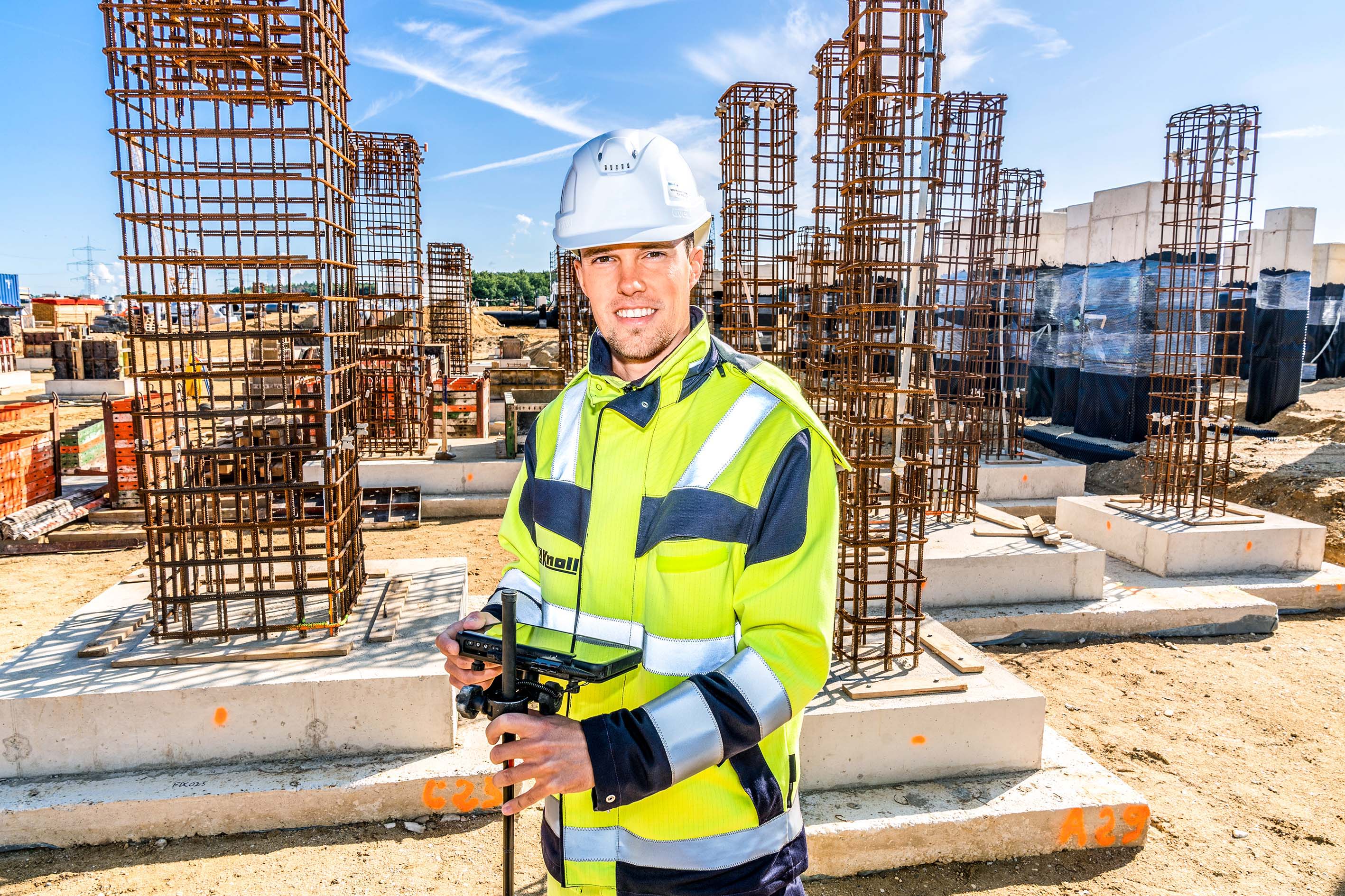 Knoll Mitarbeiter erfasst digital Geländedaten auf der Baustelle